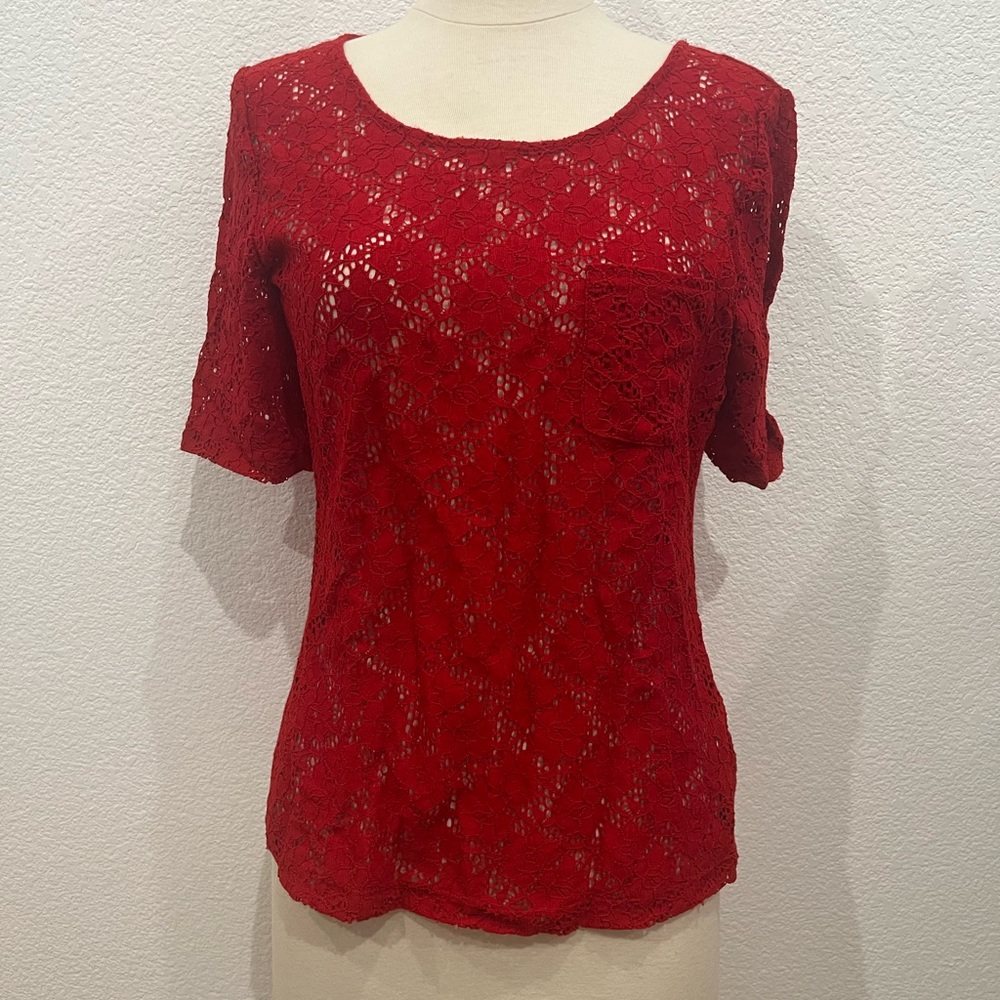 ELLEN TRACY Size M Lace Front Stretchy Back Blouse with Pocket.